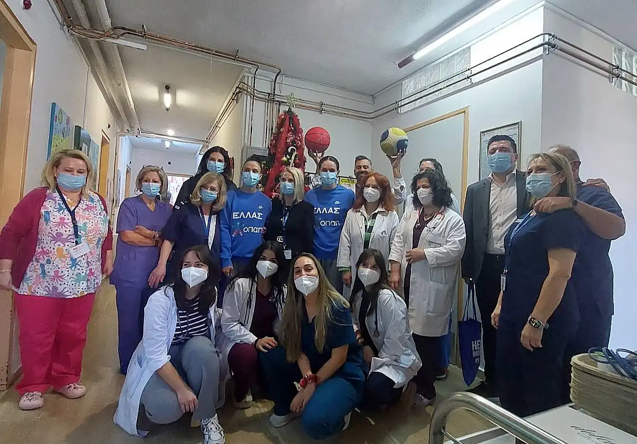 Τα κορίτσια της Εθνικής στην Παιδιατρική Κλινική του Γενικού Νοσοκομείου Κοζάνης Τα κορίτσια της Εθνικής στην Παιδιατρική Κλινική του Γενικού Νοσοκομείου Κοζάνης