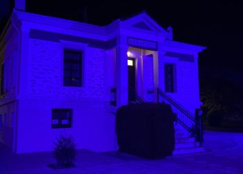 Το Δημαρχείο Βελβεντού φωταγωγήθηκε με μπλε φως.