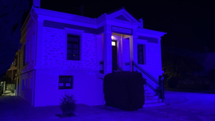 Το Δημαρχείο Βελβεντού φωταγωγήθηκε με μπλε φως.
