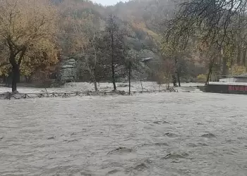 Υπερχείλισε ο Αλιάκμονας στο Νεστόριο – Καταστροφές στο χώρο του River Party και στο χωριό Γράμμος 