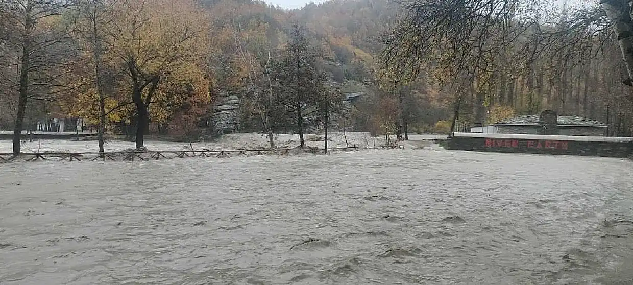 Υπερχείλισε ο Αλιάκμονας στο Νεστόριο – Καταστροφές στο χώρο του River Party και στο χωριό Γράμμος 
