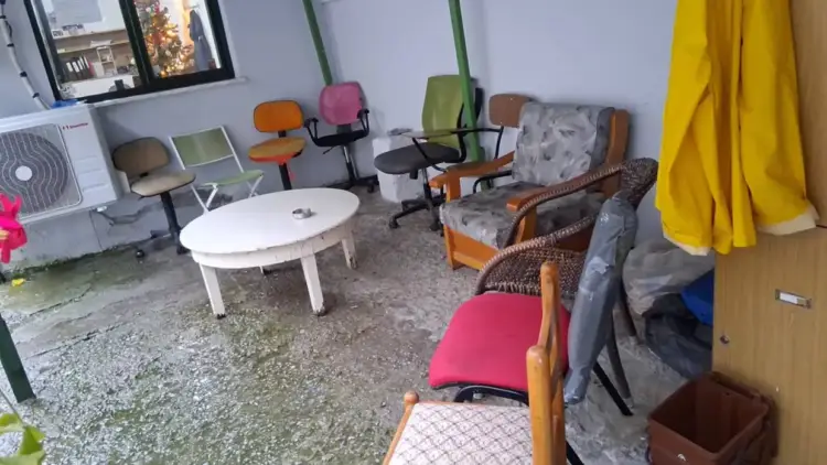 H  άλλη όψη…..Από τη μια τα “κυριλέ” γραφεία των εργαζομένων του Δήμου Κοζάνης,  και από την άλλη το χάος…