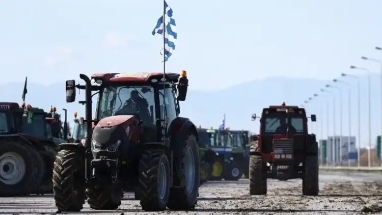 Αγροτικά μπλόκα σε Κεντρική και Δυτική Μακεδονία – Συνεχίζονται οι αποκλεισμοί σε καίρια σημεία