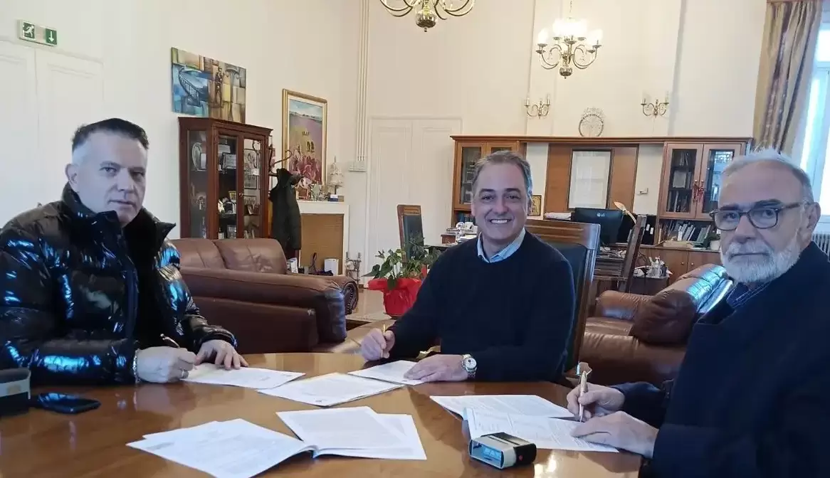 Δήμος Κοζάνης: Υπογραφή σύμβασης για τη συντήρηση πεζοδρομίων σε Κοίλα και Χαραυγή