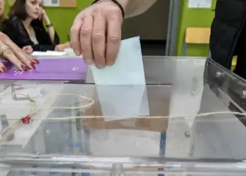 Δημοσκόπηση Interview: Σταθερά πάνω από 30% η ΝΔ – Τι απαντούν οι πολίτες στο δίλημμα Τσίπρας ή Καρυστιανού (πίνακες) Δημοσκόπηση Interview: Σταθερά πάνω από 30% η ΝΔ – Τι απαντούν οι πολίτες στο δίλημμα Τσίπρας ή Καρυστιανού (πίνακες)