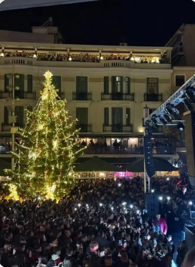 Ένας μικρός πανικός… στο άναμμα δέντρου