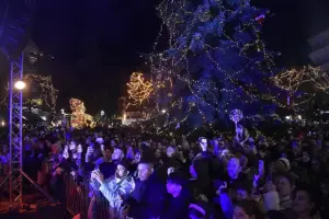 Φλώρινα: Φωταγωγήθηκε το Χριστουγεννιάτικο Δέντρο Φλώρινα