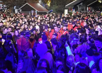 Φλώρινα: Φωταγωγήθηκε το Χριστουγεννιάτικο Δέντρο Φλώρινα