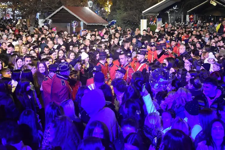 Φλώρινα: Φωταγωγήθηκε το Χριστουγεννιάτικο Δέντρο Φλώρινα