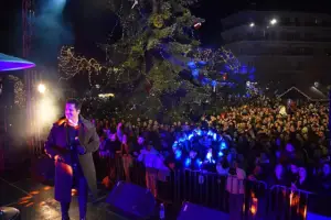 Φλώρινα: Φωταγωγήθηκε το Χριστουγεννιάτικο Δέντρο Φλώρινα