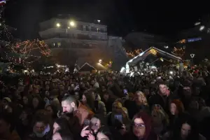 Φλώρινα: Φωταγωγήθηκε το Χριστουγεννιάτικο Δέντρο Φλώρινα