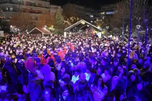 Φλώρινα: Φωταγωγήθηκε το Χριστουγεννιάτικο Δέντρο Φλώρινα