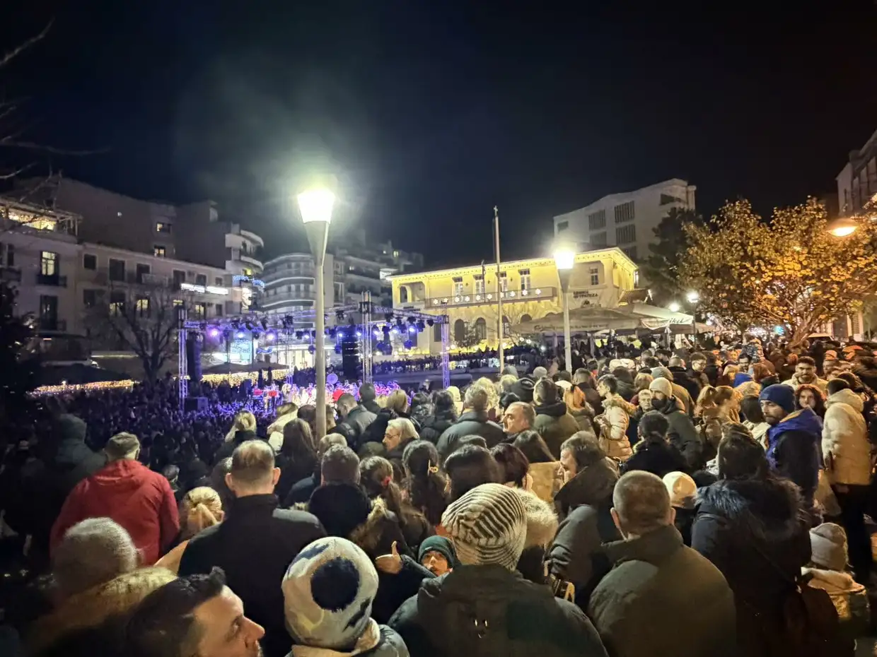 Κοζάνη: Λαμπερή φωταγώγηση του Χριστουγεννιάτικου Δέντρου στην πλατεία Νίκης Κοζάνη: Λαμπερή φωταγώγηση του Χριστουγεννιάτικου Δέντρου στην πλατεία Νίκης