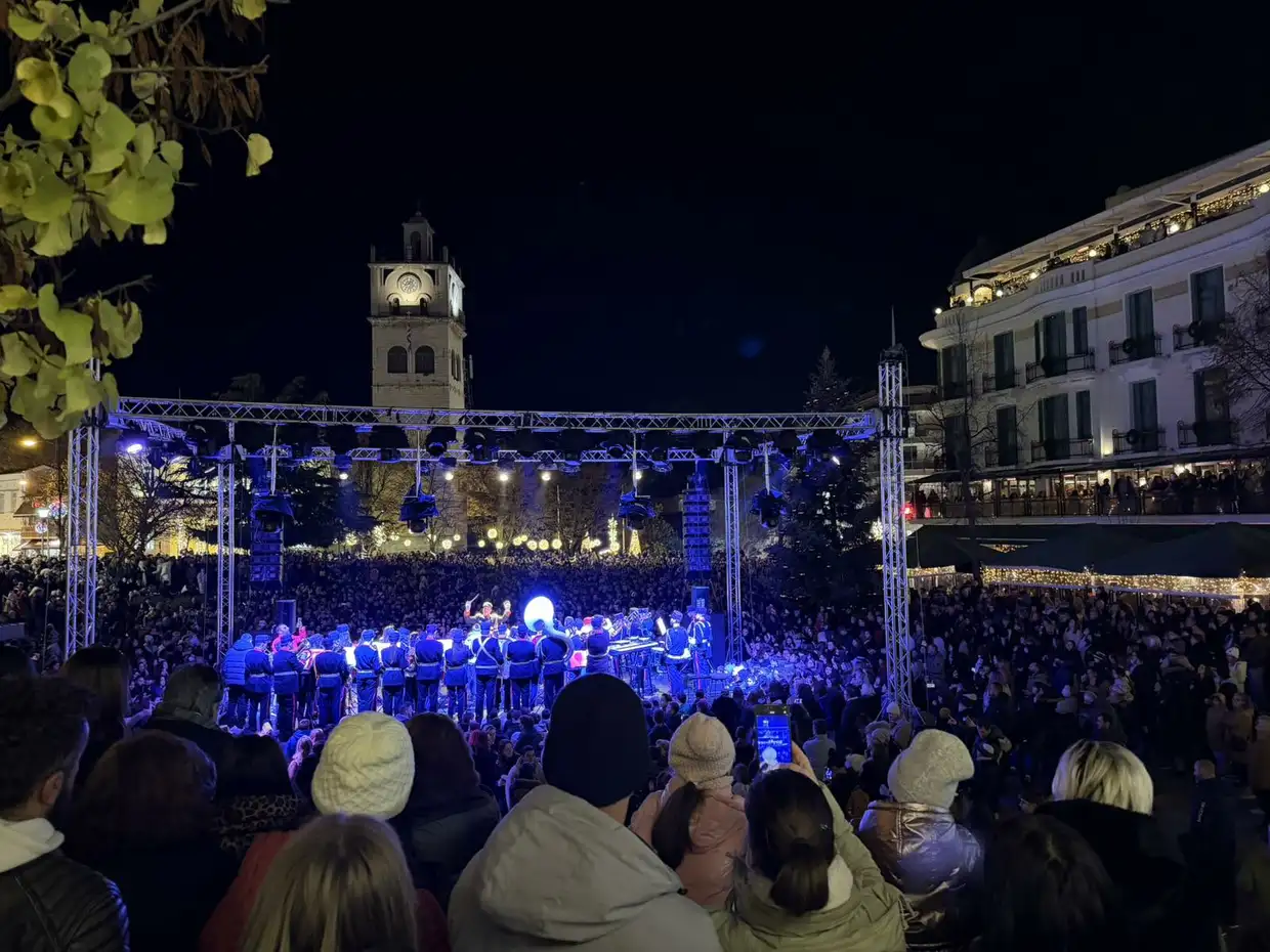 Κοζάνη: Λαμπερή φωταγώγηση του Χριστουγεννιάτικου Δέντρου στην πλατεία Νίκης Κοζάνη: Λαμπερή φωταγώγηση του Χριστουγεννιάτικου Δέντρου στην πλατεία Νίκης