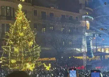 Κοζάνη: Λαμπερή φωταγώγηση του Χριστουγεννιάτικου Δέντρου στην πλατεία Νίκης