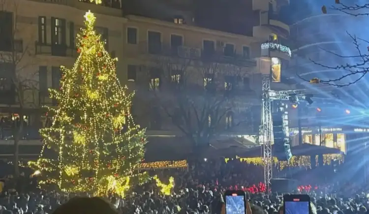 Κοζάνη: Λαμπερή φωταγώγηση του Χριστουγεννιάτικου Δέντρου στην πλατεία Νίκης Κοζάνη: Λαμπερή φωταγώγηση του Χριστουγεννιάτικου Δέντρου στην πλατεία Νίκης