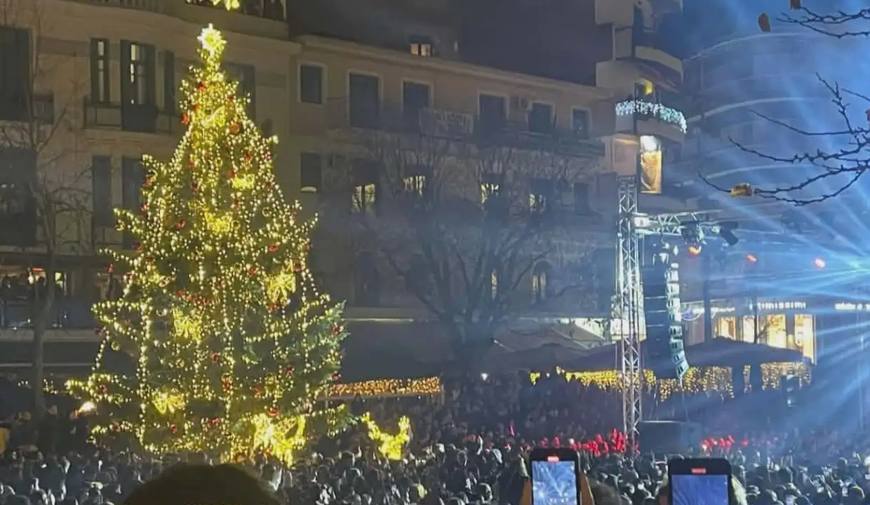 Κοζάνη: Λαμπερή φωταγώγηση του Χριστουγεννιάτικου Δέντρου στην πλατεία Νίκης Κοζάνη: Λαμπερή φωταγώγηση του Χριστουγεννιάτικου Δέντρου στην πλατεία Νίκης