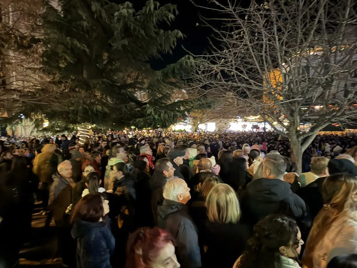 Κοζάνη: Λαμπερή φωταγώγηση του Χριστουγεννιάτικου Δέντρου στην πλατεία Νίκης Κοζάνη: Λαμπερή φωταγώγηση του Χριστουγεννιάτικου Δέντρου στην πλατεία Νίκης