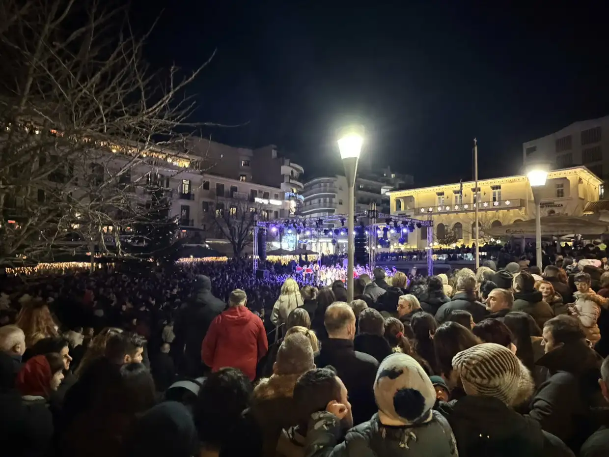 Κοζάνη: Λαμπερή φωταγώγηση του Χριστουγεννιάτικου Δέντρου στην πλατεία Νίκης Κοζάνη: Λαμπερή φωταγώγηση του Χριστουγεννιάτικου Δέντρου στην πλατεία Νίκης