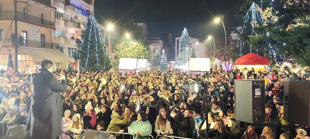 Με φως, μουσική και πλήθος κόσμου άναψε το Χριστουγεννιάτικο Δέντρο στα Γρεβενά! (εικόνες) Με φως, μουσική και πλήθος κόσμου άναψε το Χριστουγεννιάτικο Δέντρο στα Γρεβενά!