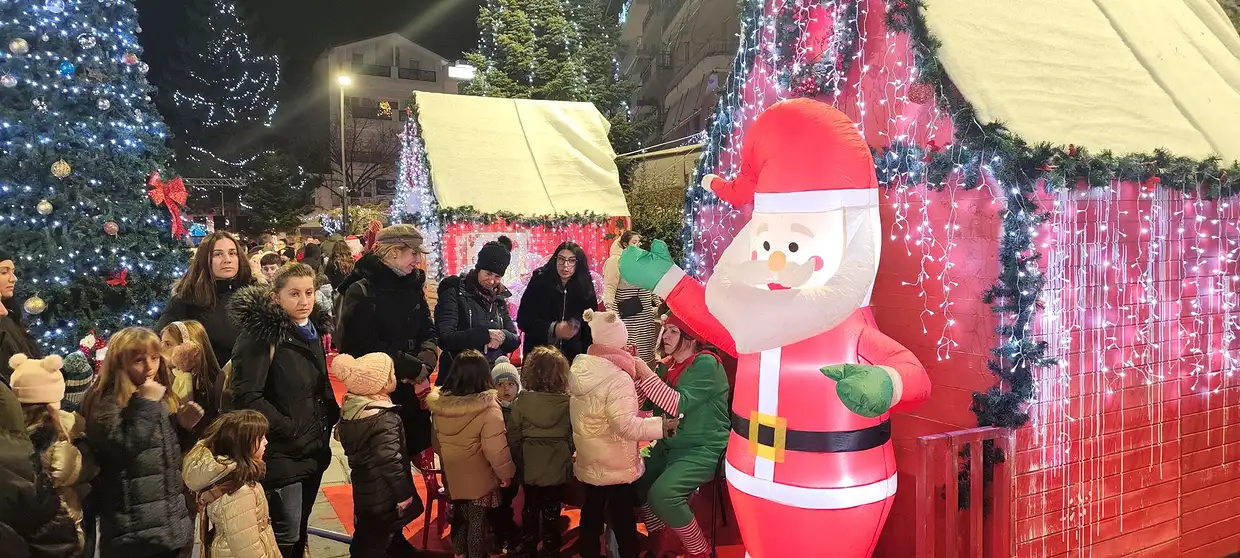 Με φως, μουσική και πλήθος κόσμου άναψε το Χριστουγεννιάτικο Δέντρο στα Γρεβενά! (εικόνες) Με φως, μουσική και πλήθος κόσμου άναψε το Χριστουγεννιάτικο Δέντρο στα Γρεβενά!