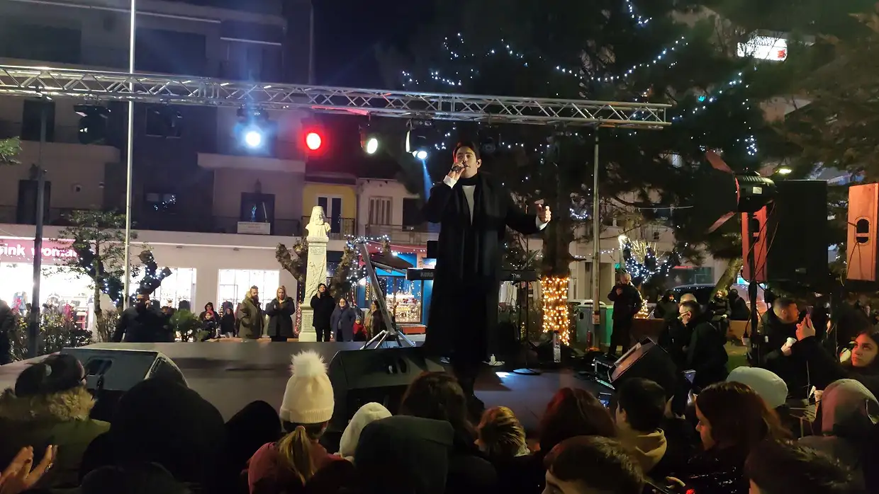 Με φως, μουσική και πλήθος κόσμου άναψε το Χριστουγεννιάτικο Δέντρο στα Γρεβενά! (εικόνες) Με φως, μουσική και πλήθος κόσμου άναψε το Χριστουγεννιάτικο Δέντρο στα Γρεβενά!