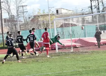 Πάλεψε η Κοζάνη αλλά λύγισε – 1 2 από τον Πιερικό Η Κοζάνη δεν κατάφερε να πάρει κάτι από το εντός έδρας παιχνίδι με τον Πιερικό στο ΔΑΚ Κοζάνης, γνωρίζοντας την ήττα με 1 2. Παρότι οι «ερυθρόλευκοι» δημιούργησαν φάσεις και, σύμφωνα με την εικόνα του παιχνιδιού, δικαιούνταν τουλάχιστον την ισοπαλία, έμειναν τελικά χαμηλά στη βαθμολογία. Ο Πιερικός άνοιξε το σκορ στο 23’ με τον Κολέτσι, όμως η Κοζάνη απάντησε γρήγορα στο 28’ με ενέργεια Σάλλα μετά την εκτέλεση πέναλτι που απέκρουσε ο Ραγιάς. Στο 39’, ένα εξαιρετικό σουτ του Μπατσάρα διαμόρφωσε το τελικό 1 2, με τους φιλοξενούμενους να παίρνουν το «διπλό». το φιλμ του αγώνα Στο 4′ ο Καλογιαννίδης σε καλό σημείο δε πιάνει καλά το σουτ για να μπλοκάρει ο Ραγιάς. Στο 23′ ο Κολέτσι από κοντά θα σημειώσει το 0 1. Στο 28′ σέντρα Αλμασίδη η μπάλα θα βρει χέρι αμυντικού και ο κ. Γιούργιας θα δείξει την άσπρη βούλα θα το εκτελέσει ο Σάλλα ο Ραγιάς θα αποκρούσει ο Σάλλα θα πάρει το ριμπάουντ και θα στείλει τη μπάλα στα δίχτυα για το 1 1. Στο 39′ σέντρα Φυτόπουλου και με μονοκόμματο σουτ ο Μπατσάρας θα σημειώσει ένα φοβερό γκολ. Στο 58′ σέντρα Κοτσίνη, κεφαλιά πάσα του Ντινόπουλου στον Καλογιαννίδη σουτ μέσα από την περιοχή άουτ. Στο 60′ απευθείας φάουλ Σενγκέργκη διώχνει σε κόρνερ ο Χατζησάββας. Στο 66′ ο επόπτης θα σηκώσει οφσάιντ τον Κολέτσι, ο διαιτητής θα πάρει επάνω του τη φάση θα συνεχίσει το παιχνίδι κι ο Κολέτσι θα χάσει μεγάλη ευκαιρία από κοντά με τον Χατζησάββα να κάνει μεγάλη επέμβαση. Στο 74′ σέντρα Καλογιαννίδη κεφαλιά Μίχου στο κάθετο δοκάρι. Στο 95′ προβολή από κοντά του Σάλλα άουτ. ΦΣ Κοζάνη (Κατακαλίδης): Χατζησάββας, Τρομπούκης, Αλμασίδης, Παπάς, Τσάρας, Μπαλτζής, Κοτσίνης (61′ Μίχος), Δαβίτης (80′ Μουρατίδης), Ντινόπουλος (61′ Βασιλείου), Καλογιαννίδης (77′ Καραφουλίδης), Σάλλα. Πιερικός (Παντζιαράς): Ραγιάς, Ζαπουνίδης (69′ Μάγγος), Κανταρτζής, Φυτόπουλος, Κολέτσι (79′ Αντωνιάδης), Μάρκου, Σενγκιέργκης, Μαυρίδης (94′ Τσιλιγκίρης), Κούλαλης (79′ Μαντίκας), Μπατσαράς, Μπούσιος. Διαιτητής: Γιούργας Βοηθοί: Αγιωτάτος, Σατκλίφ (Κέρκυρας) Όλα τα βλέμματα στο μεγάλο ντέρμπι του Νομού Κοζάνης! Η επόμενη αγωνιστική φέρνει ένα από τα πιο ιστορικά παιχνίδια του Νομού: Κοζάνη – Εορδαϊκός Ένα ντέρμπι που έχει γράψει τη δική του ποδοσφαιρική ιστορία και αναμένεται να προσελκύσει φίλους του ποδοσφαίρου από κάθε γωνιά της περιοχής. Το μεγάλο παιχνίδι υπόσχεται ένταση, πάθος και πολλές συγκινήσεις.