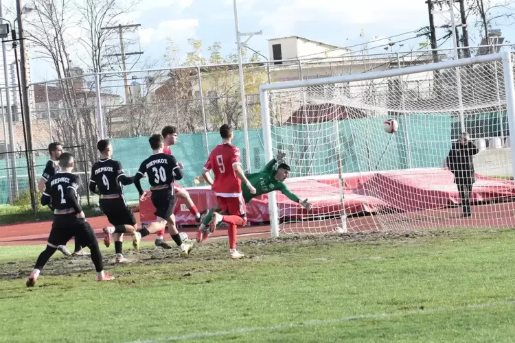 Πάλεψε η Κοζάνη αλλά λύγισε – 1-2 από τον Πιερικό Πάλεψε η Κοζάνη αλλά λύγισε – 1 2 από τον Πιερικό Η Κοζάνη δεν κατάφερε να πάρει κάτι από το εντός έδρας παιχνίδι με τον Πιερικό στο ΔΑΚ Κοζάνης, γνωρίζοντας την ήττα με 1 2. Παρότι οι «ερυθρόλευκοι» δημιούργησαν φάσεις και, σύμφωνα με την εικόνα του παιχνιδιού, δικαιούνταν τουλάχιστον την ισοπαλία, έμειναν τελικά χαμηλά στη βαθμολογία. Ο Πιερικός άνοιξε το σκορ στο 23’ με τον Κολέτσι, όμως η Κοζάνη απάντησε γρήγορα στο 28’ με ενέργεια Σάλλα μετά την εκτέλεση πέναλτι που απέκρουσε ο Ραγιάς. Στο 39’, ένα εξαιρετικό σουτ του Μπατσάρα διαμόρφωσε το τελικό 1 2, με τους φιλοξενούμενους να παίρνουν το «διπλό». το φιλμ του αγώνα Στο 4′ ο Καλογιαννίδης σε καλό σημείο δε πιάνει καλά το σουτ για να μπλοκάρει ο Ραγιάς. Στο 23′ ο Κολέτσι από κοντά θα σημειώσει το 0 1. Στο 28′ σέντρα Αλμασίδη η μπάλα θα βρει χέρι αμυντικού και ο κ. Γιούργιας θα δείξει την άσπρη βούλα θα το εκτελέσει ο Σάλλα ο Ραγιάς θα αποκρούσει ο Σάλλα θα πάρει το ριμπάουντ και θα στείλει τη μπάλα στα δίχτυα για το 1 1. Στο 39′ σέντρα Φυτόπουλου και με μονοκόμματο σουτ ο Μπατσάρας θα σημειώσει ένα φοβερό γκολ. Στο 58′ σέντρα Κοτσίνη, κεφαλιά πάσα του Ντινόπουλου στον Καλογιαννίδη σουτ μέσα από την περιοχή άουτ. Στο 60′ απευθείας φάουλ Σενγκέργκη διώχνει σε κόρνερ ο Χατζησάββας. Στο 66′ ο επόπτης θα σηκώσει οφσάιντ τον Κολέτσι, ο διαιτητής θα πάρει επάνω του τη φάση θα συνεχίσει το παιχνίδι κι ο Κολέτσι θα χάσει μεγάλη ευκαιρία από κοντά με τον Χατζησάββα να κάνει μεγάλη επέμβαση. Στο 74′ σέντρα Καλογιαννίδη κεφαλιά Μίχου στο κάθετο δοκάρι. Στο 95′ προβολή από κοντά του Σάλλα άουτ. ΦΣ Κοζάνη (Κατακαλίδης): Χατζησάββας, Τρομπούκης, Αλμασίδης, Παπάς, Τσάρας, Μπαλτζής, Κοτσίνης (61′ Μίχος), Δαβίτης (80′ Μουρατίδης), Ντινόπουλος (61′ Βασιλείου), Καλογιαννίδης (77′ Καραφουλίδης), Σάλλα. Πιερικός (Παντζιαράς): Ραγιάς, Ζαπουνίδης (69′ Μάγγος), Κανταρτζής, Φυτόπουλος, Κολέτσι (79′ Αντωνιάδης), Μάρκου, Σενγκιέργκης, Μαυρίδης (94′ Τσιλιγκίρης), Κούλαλης (79′ Μαντίκας), Μπατσαράς, Μπούσιος. Διαιτητής: Γιούργας Βοηθοί: Αγιωτάτος, Σατκλίφ (Κέρκυρας) Όλα τα βλέμματα στο μεγάλο ντέρμπι του Νομού Κοζάνης! Η επόμενη αγωνιστική φέρνει ένα από τα πιο ιστορικά παιχνίδια του Νομού: Κοζάνη – Εορδαϊκός Ένα ντέρμπι που έχει γράψει τη δική του ποδοσφαιρική ιστορία και αναμένεται να προσελκύσει φίλους του ποδοσφαίρου από κάθε γωνιά της περιοχής. Το μεγάλο παιχνίδι υπόσχεται ένταση, πάθος και πολλές συγκινήσεις.