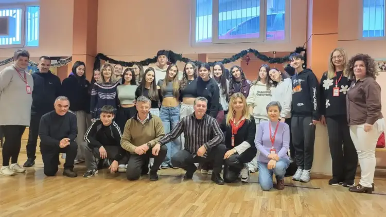 Ο Πολιτιστικός Σύλλογος «Η Κόζιανη» υποδέχθηκε τους μαθητές του Ομίλου Παραδοσιακού Χορού του Ωνάσειου Λυκείου Ο Πολιτιστικός Σύλλογος «Η Κόζιανη» υποδέχθηκε τους μαθητές του Ομίλου Παραδοσιακού Χορού του Ωνάσειου Λυκείου