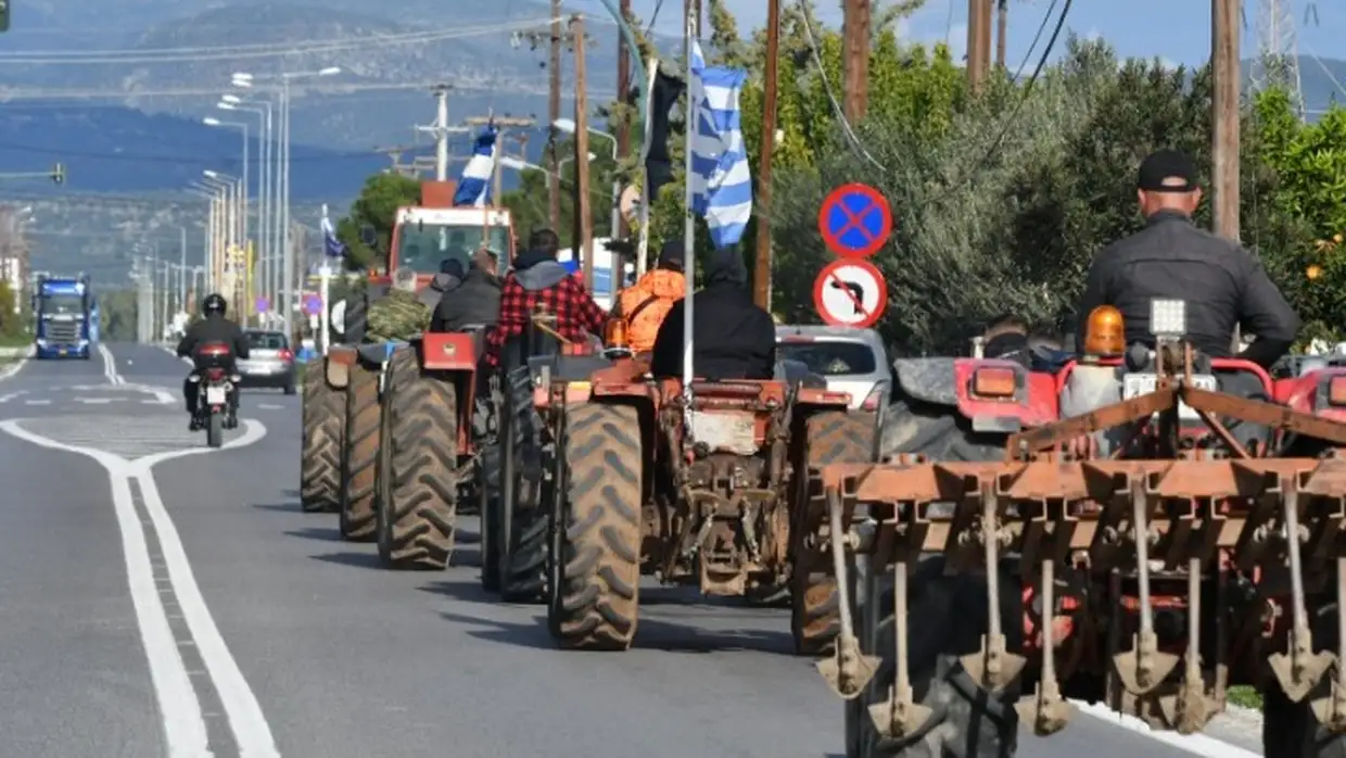 Πολύωροι αποκλεισμοί από τα αγροτικά μπλόκα σε σύνορα και οδικούς άξονες Πολύωροι αποκλεισμοί από τα αγροτικά μπλόκα σε σύνορα και οδικούς άξονες