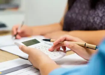 Τέλος η ομηρία από χρέη – Ρύθμιση ανάσα για επαγγελματίες