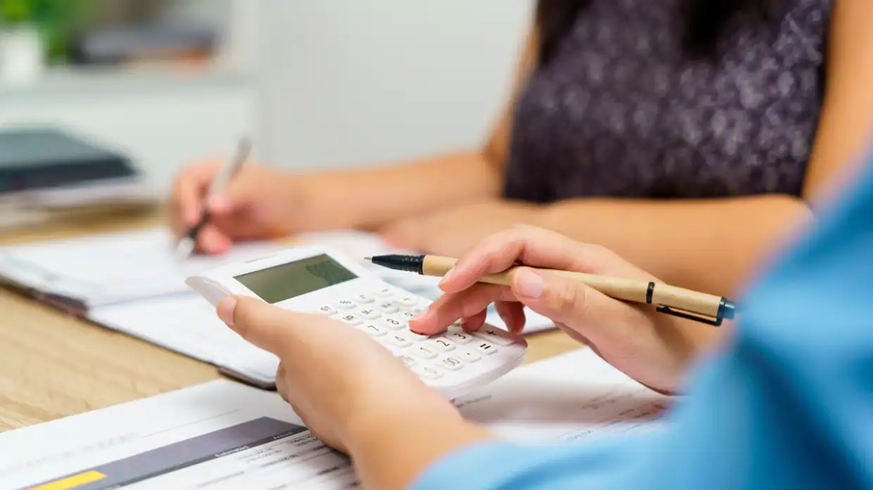 Τέλος η ομηρία από χρέη – Ρύθμιση ανάσα για επαγγελματίες