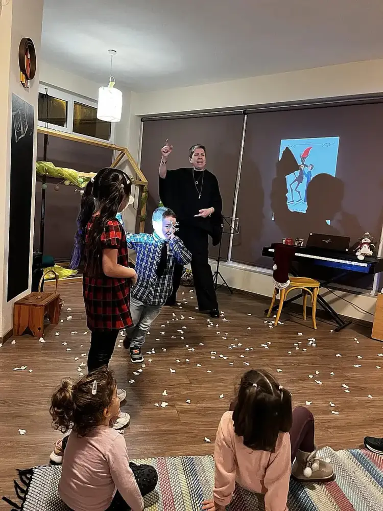 Το μαγαζάκι στη γωνία γέμισε με καλικάντζαρους και σκανδαλιές