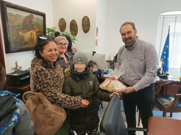 Τον Δήμαρχο Φλώρινας επισκέφτηκαν μαθητές και εκπαιδευτικοί του Ειδικού Δημοτικού Σχολείου Φλώρινας Τον Δήμαρχο Φλώρινας επισκέφτηκαν μαθητές και εκπαιδευτικοί του Ειδικού Δημοτικού Σχολείου Φλώρινας