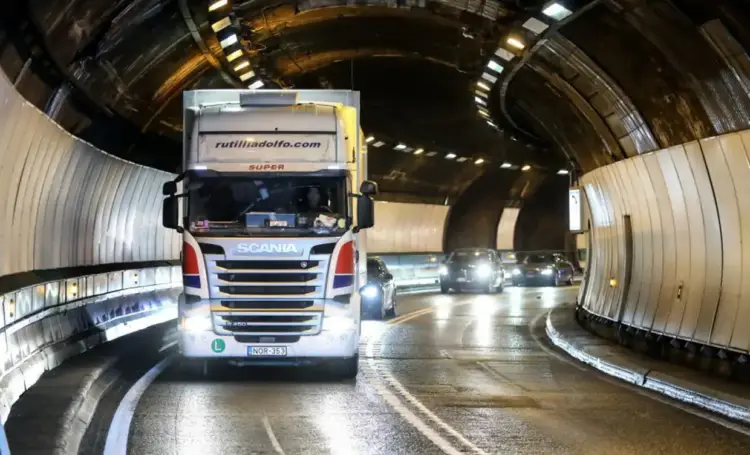 Ο θάνατoς στο τιμόνι από ανακοπή έρχεται να αναδείξει τα σοβαρά προβλήματα που αντιμετωπίζουν οι εργαζόμενοι στον κλάδο